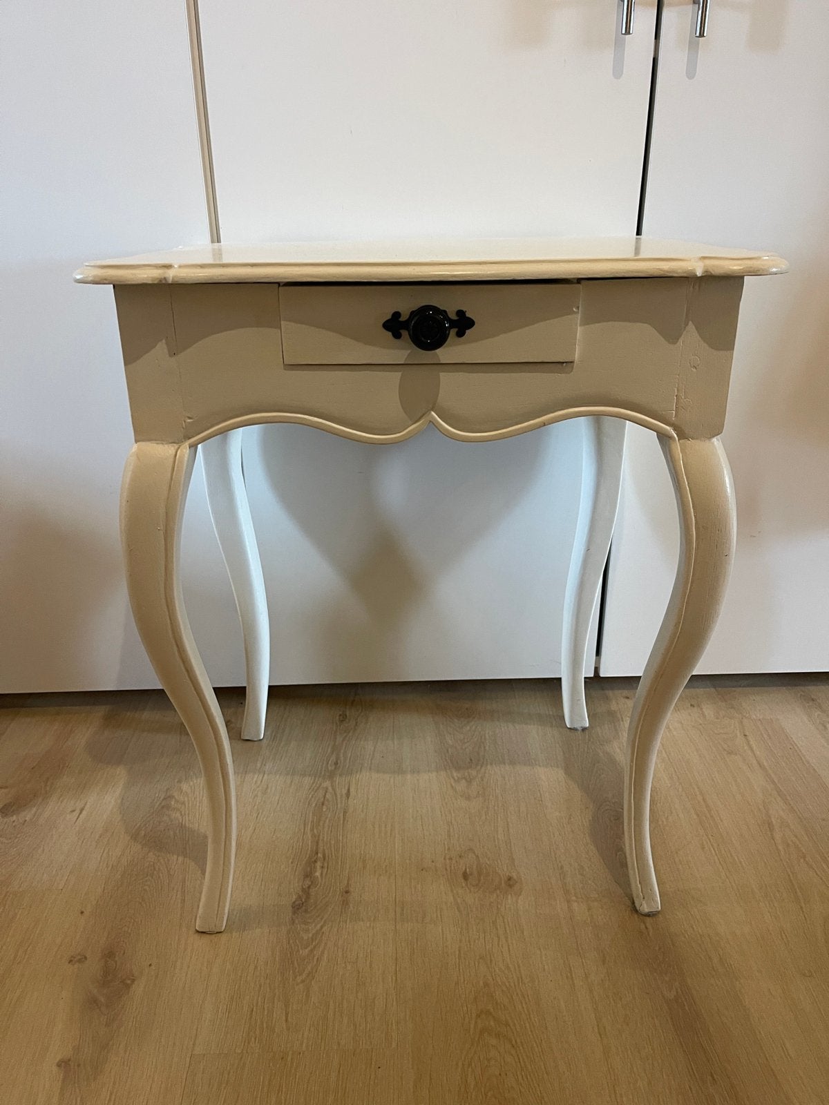 Charmante brocante sidetable / nachtkastje (Louis XV-stijl), Huis en Inrichting, Ophalen, Zo goed als nieuw