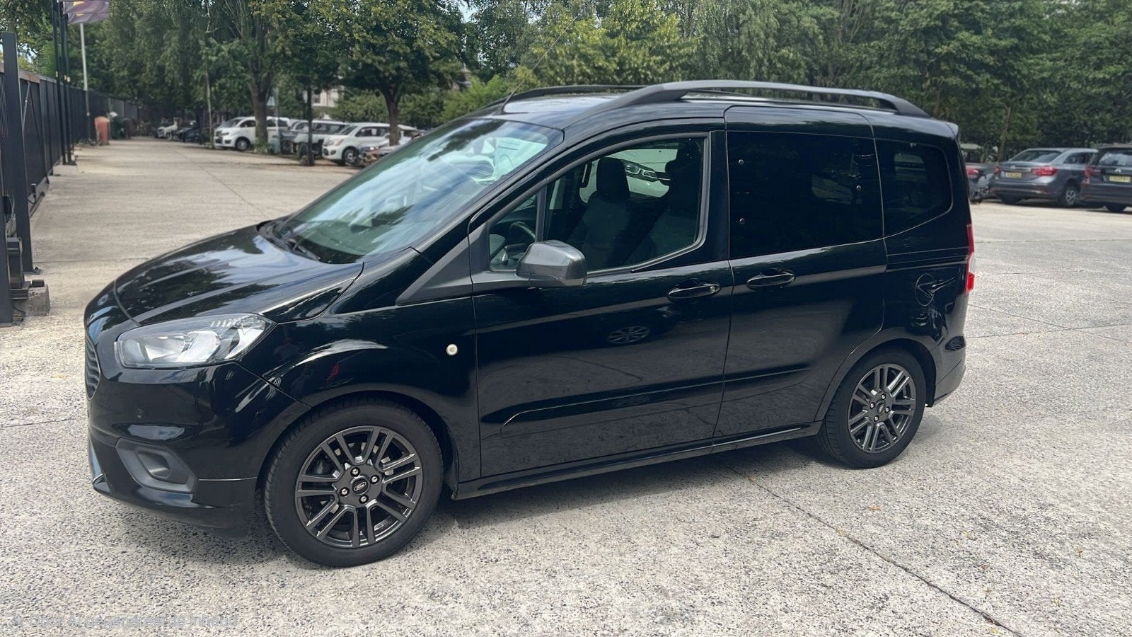 Ford Tourneo Courier *benzine* CARPLAY * FACELIFT, Auto's, Ford, Navigatiesysteem, Zwart, Bedrijf, 5 deurs