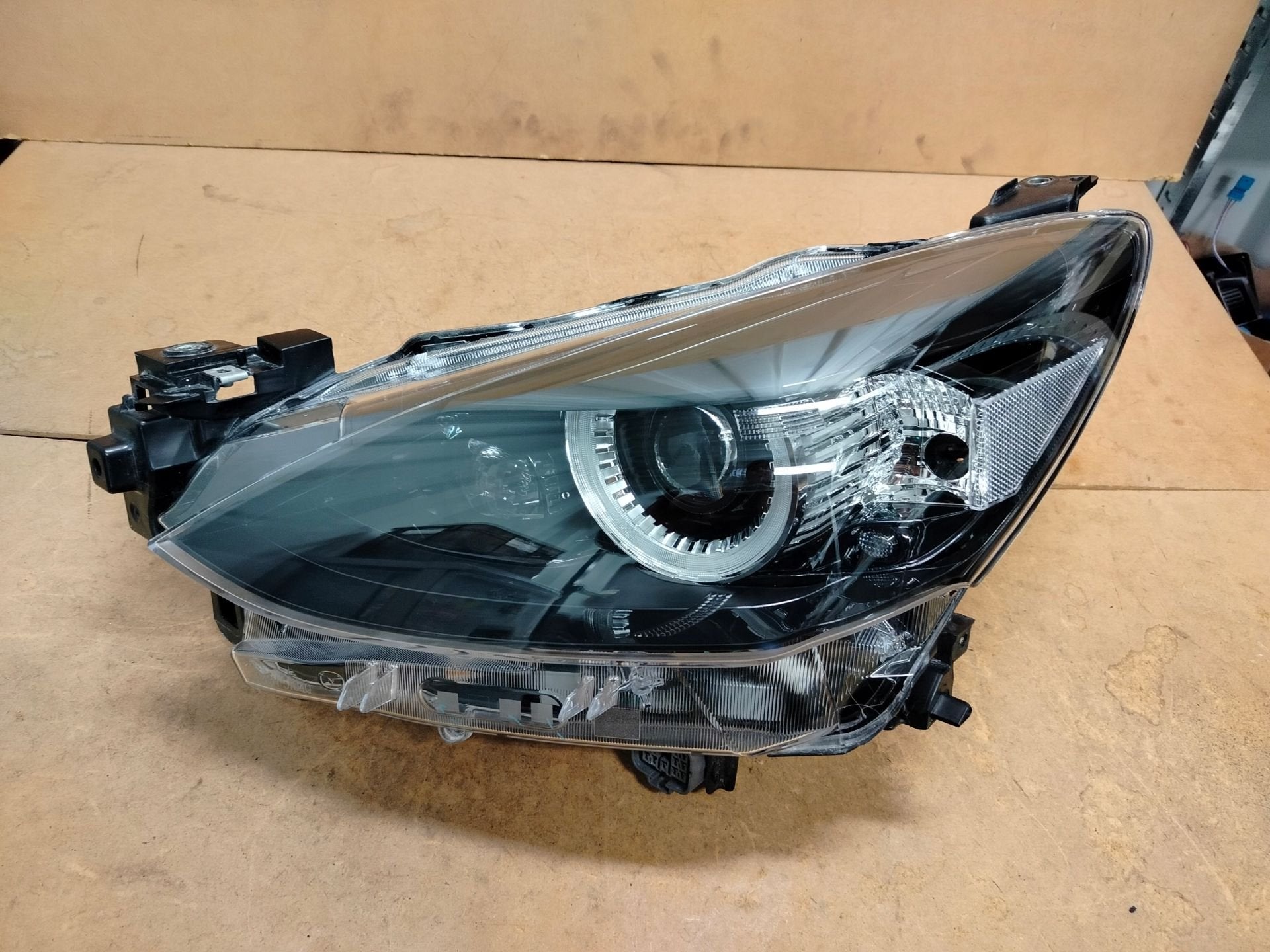 Phare gauche Mazda 2 D43N-51040, Shinchi, Fuchu-Cho 3-1
730-8670  Hiroshima, Mazda Motor Corporation, Info@mazda.co.jp, Mazda