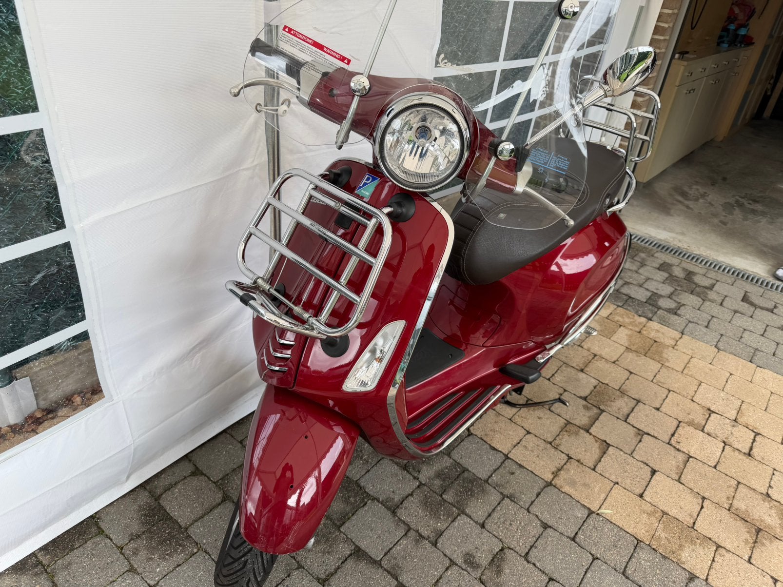 Prachtige rode vespa, Fietsen en Brommers, Ophalen, Zo goed als nieuw