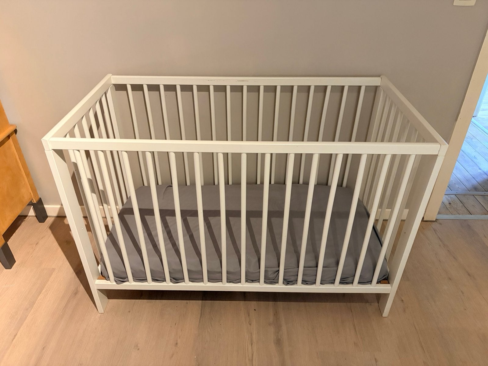 Babybedje ikea wit in zeer propere staat, Kinderen en Baby's, Babywiegjes en Ledikanten, Ophalen, Zo goed als nieuw