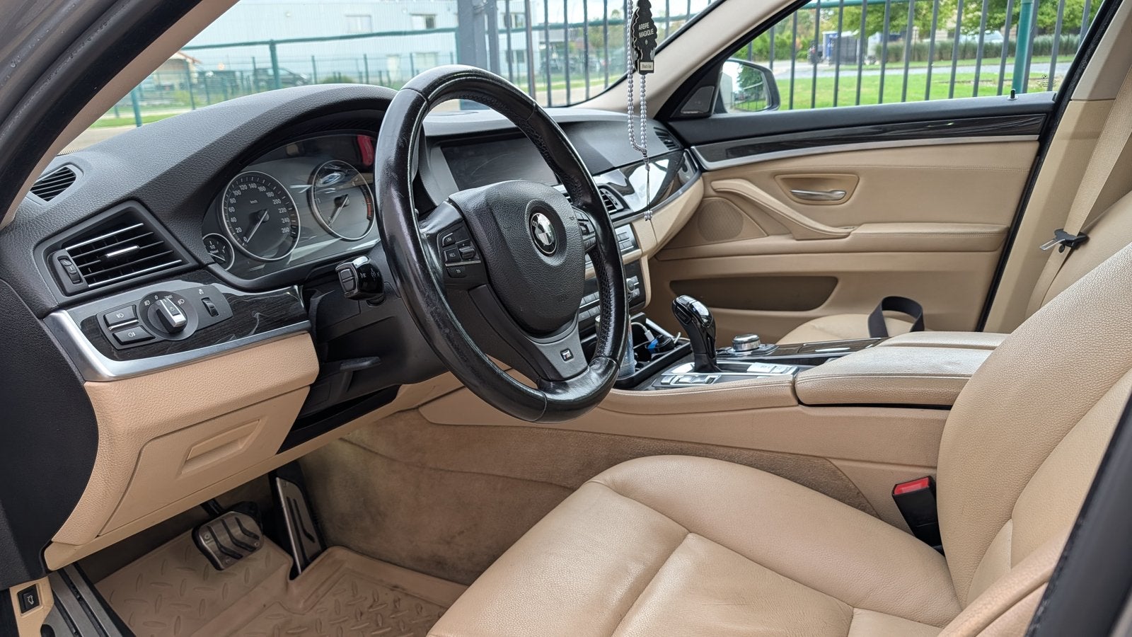 Bmw 520d met 199200km, Autos, Cuir, Beige, Phares au xénon, Carnet d'entretien