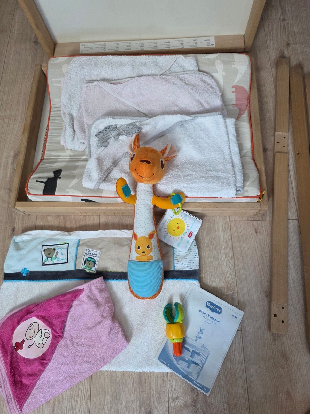 Table à langer IKEA en bois + matelas et accessoires bébé, Enlèvement