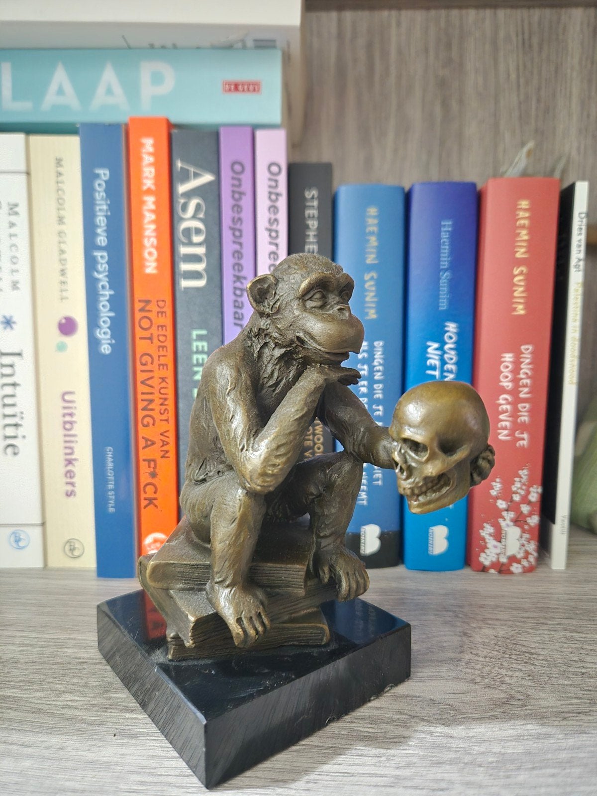 Bronzen Beeld 'Darwin Aap met Schedel' / Denker (15 cm), Ophalen of Verzenden, Zo goed als nieuw, Overige typen