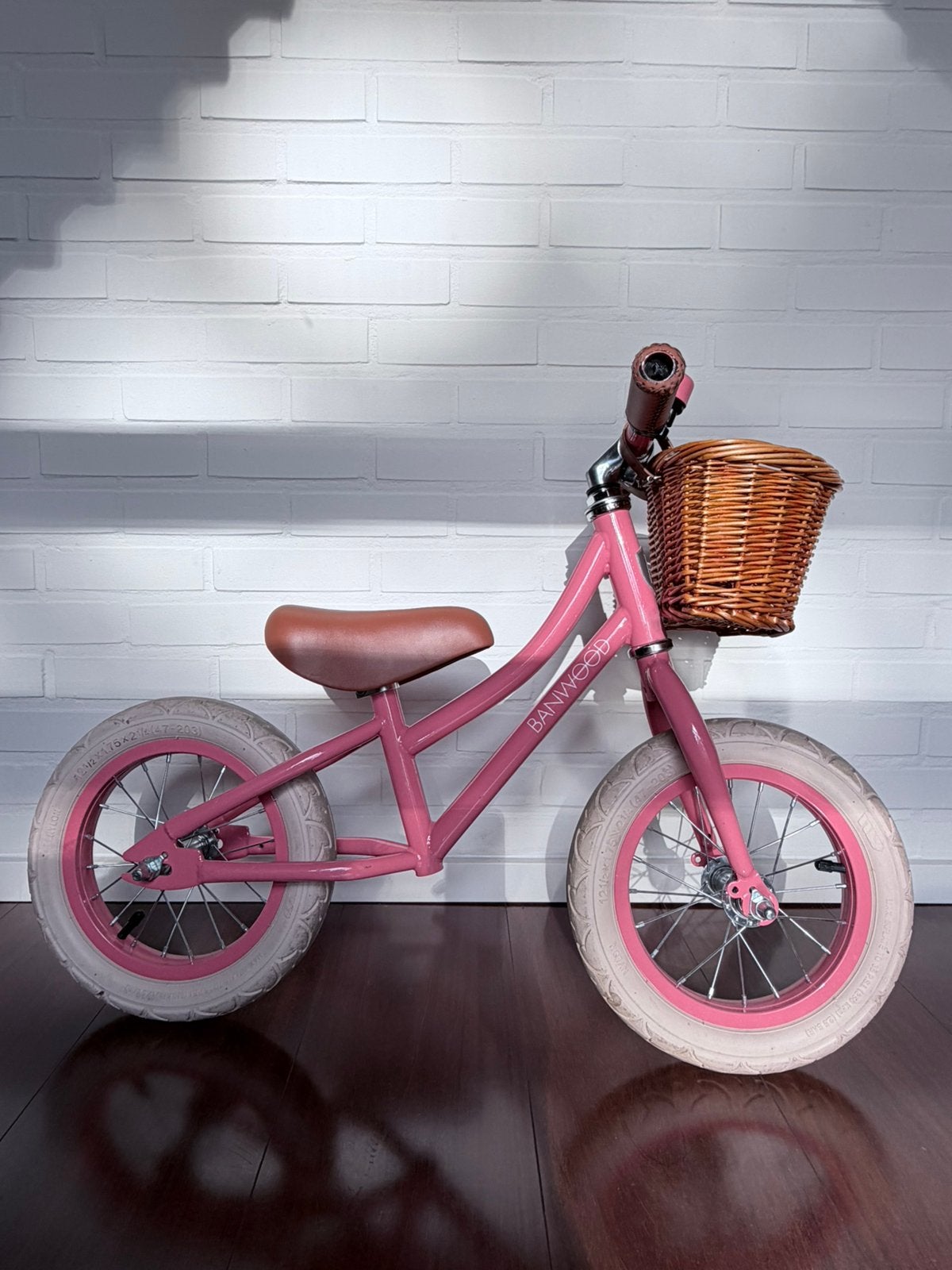 Banwood First Go roze loopfiets met rieten mandje, Fietsen en Brommers, Ophalen, Gebruikt