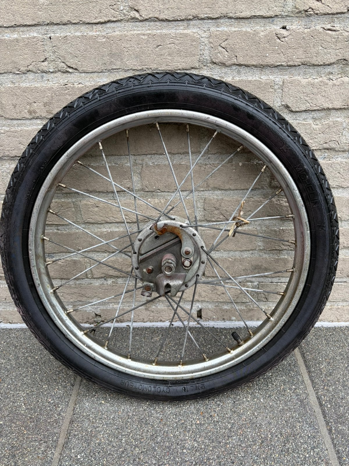 Voorwiel bromfiets 16”, Ophalen of Verzenden, Gebruikt, Wiel, Overige materialen