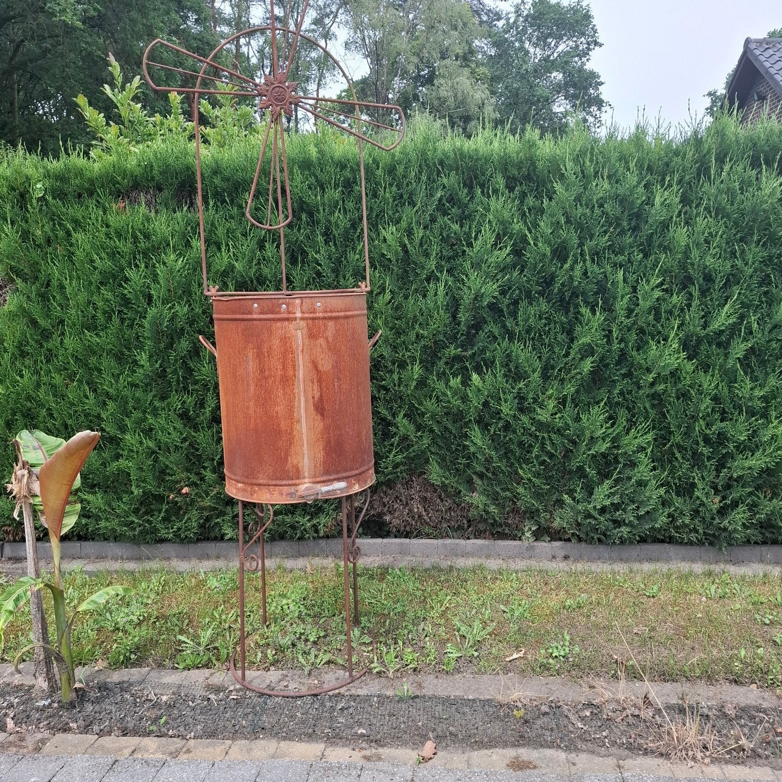 Moulin avec grand pot a planter. Rouillé, Enlèvement