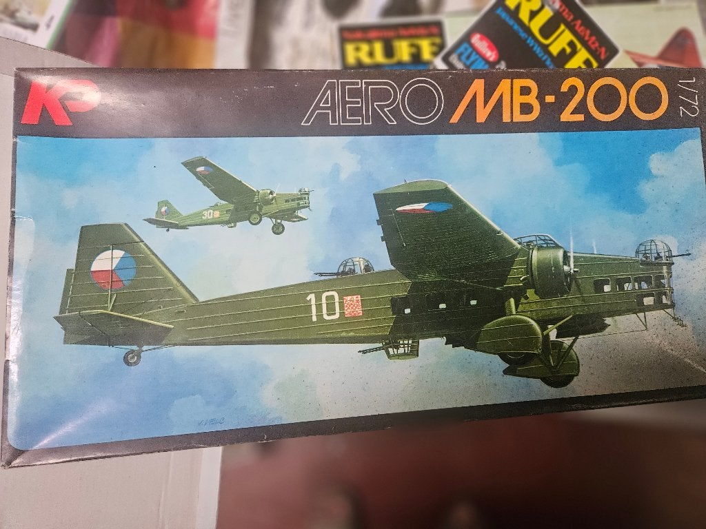 BOUWDOOS KP   AERO  MB-200, Hobby en Vrije tijd, Ophalen