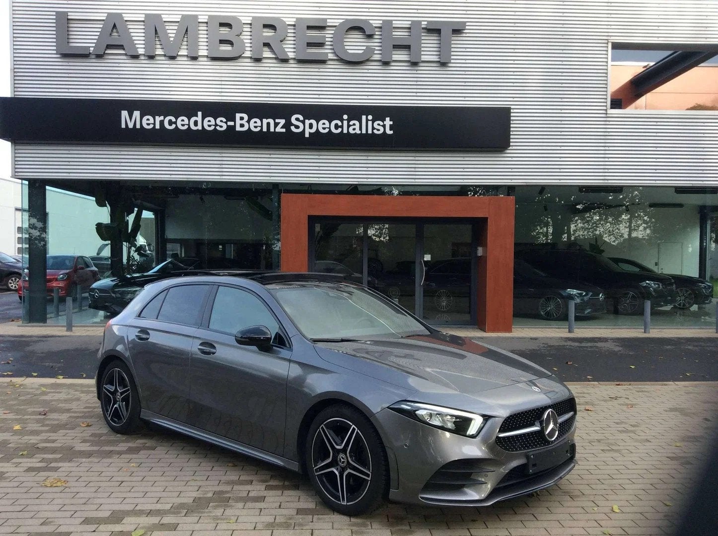Mercedes-Benz A-CLASS 200 AMG line * pano * camera * dodehoe, Auto's, Automaat, Alcantara, 120 kW, Bedrijf