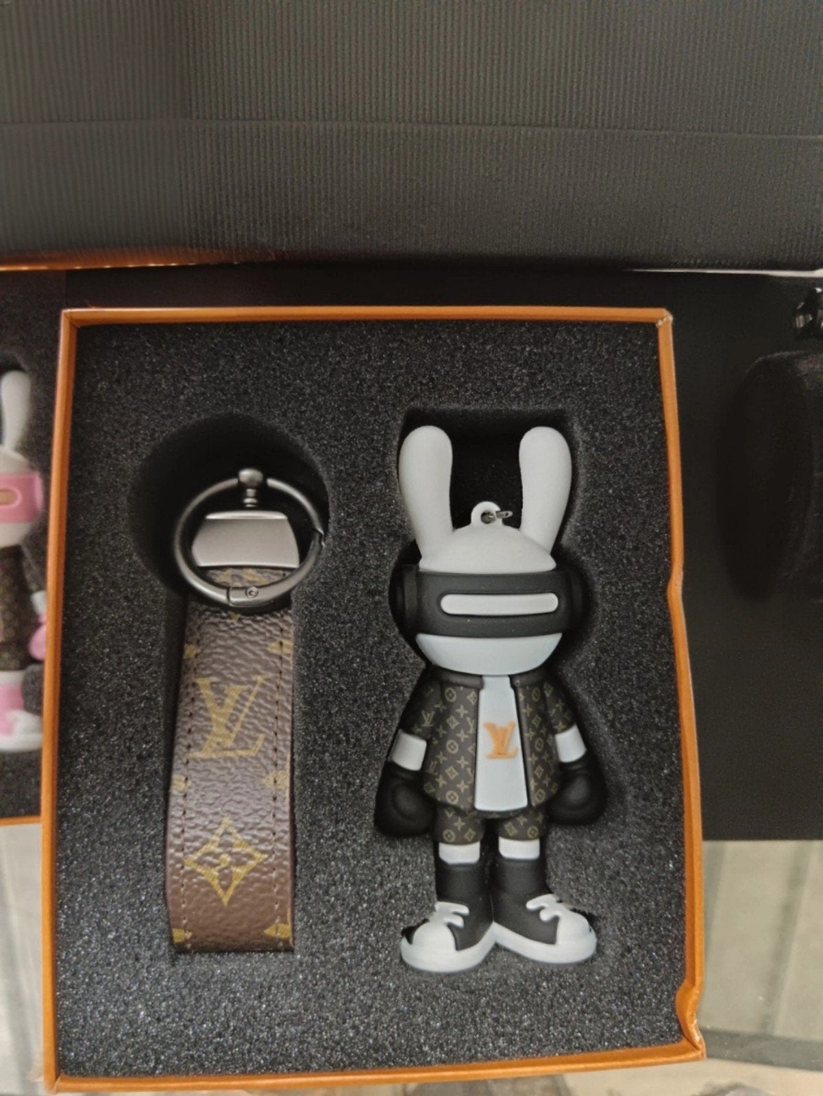 Duo-set met sleutelhanger en tasje (LV Cyber Bunny-stijl), Handtassen en Accessoires, Ophalen of Verzenden, Nieuw, Zwart, Dame of Heer