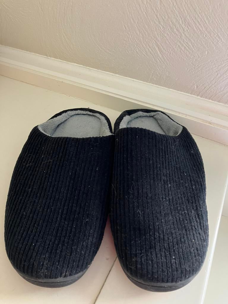 Pantoffel maat 44, Vêtements | Hommes, Chaussures, Enlèvement, Pantoufles, Porté, Noir