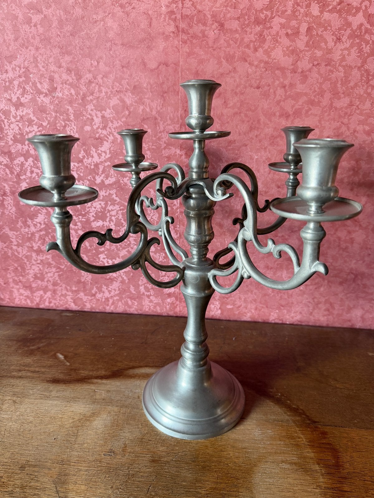 Chandelier en etain, Enlèvement