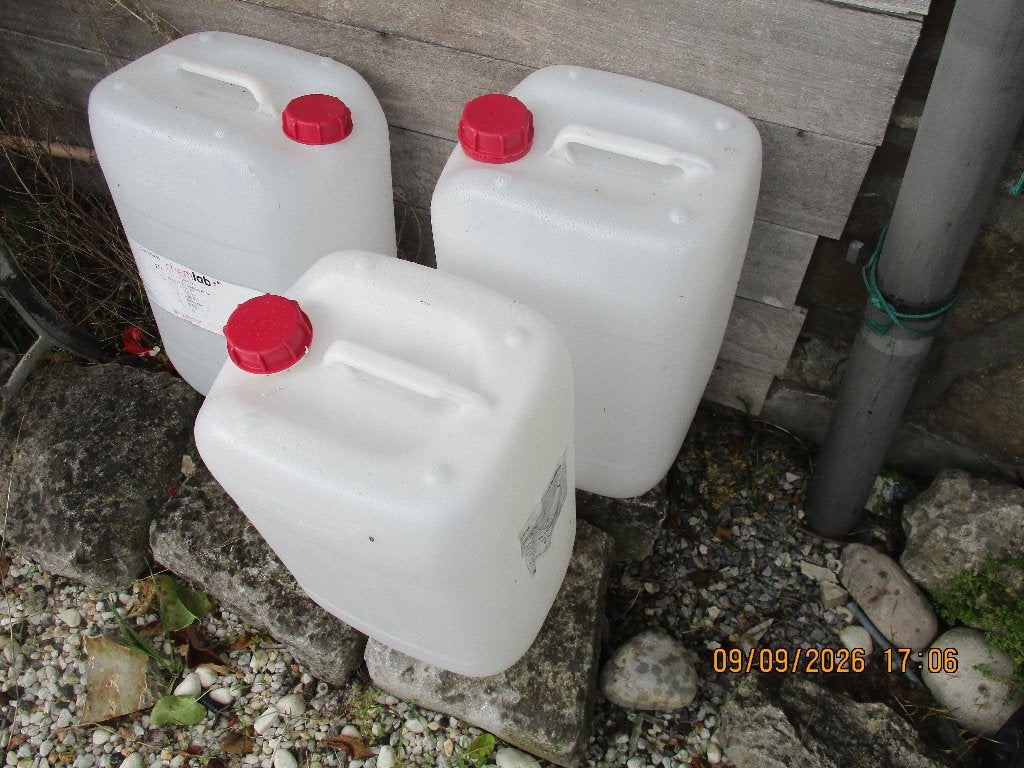 bidons 25 litres 10 euro les 3, Enlèvement