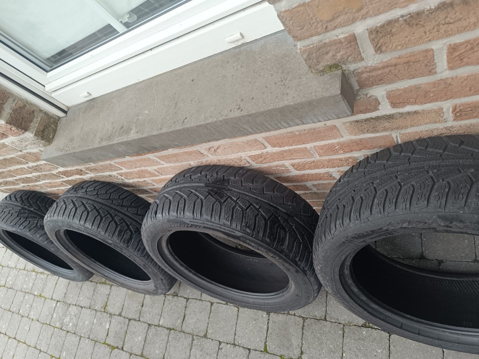 4 pneus uniroyal 215/50 R17, Enlèvement ou Envoi, Pneus hiver, 215 mm, Pneu(s)