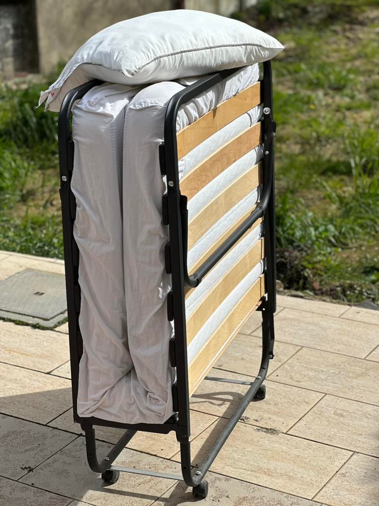 Logeerbed 200cm x 90cm, Huis en Inrichting, Ophalen, Zo goed als nieuw