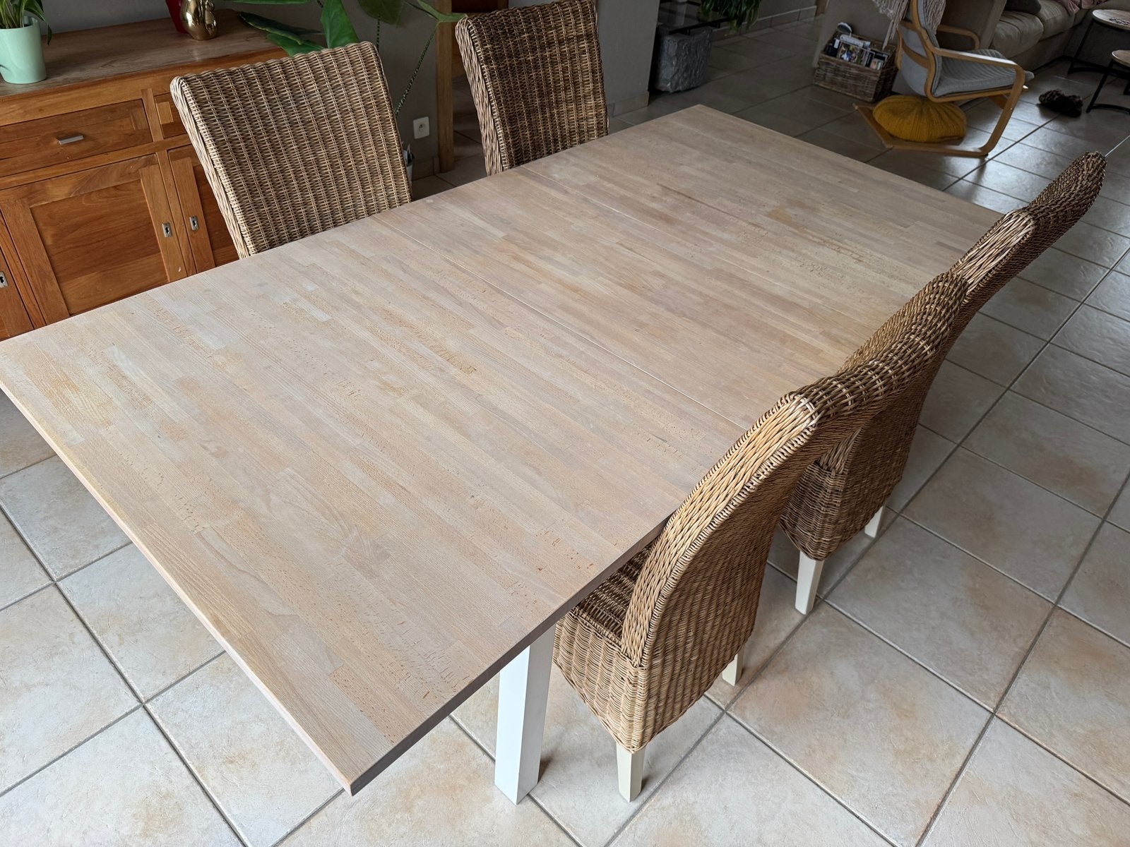 Tafel massief beuk,  en 4 rotan stoelen, uitschuifbaar, Ophalen