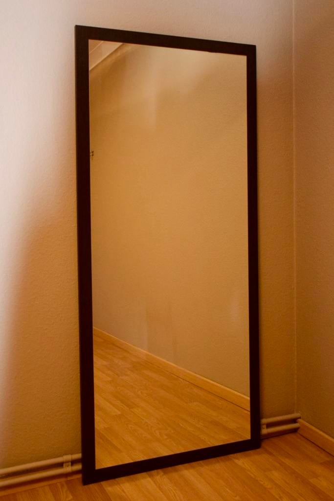 Grote Passpiegel 82x180 cm – Donkere Houten Lijst, Huis en Inrichting, Woonaccessoires | Spiegels, Ophalen, Zo goed als nieuw