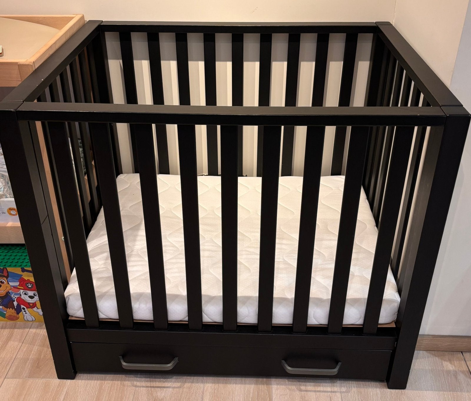 Zwarte babybox met lade, Kinderen en Baby's, Babyparken, Ophalen, Gebruikt, Rechthoekig, In hoogte verstelbaar
