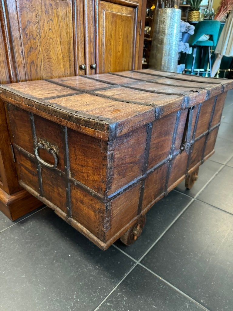 Oude kleine salontafel uit India 83 x 45 - KIST met deksel, Ophalen