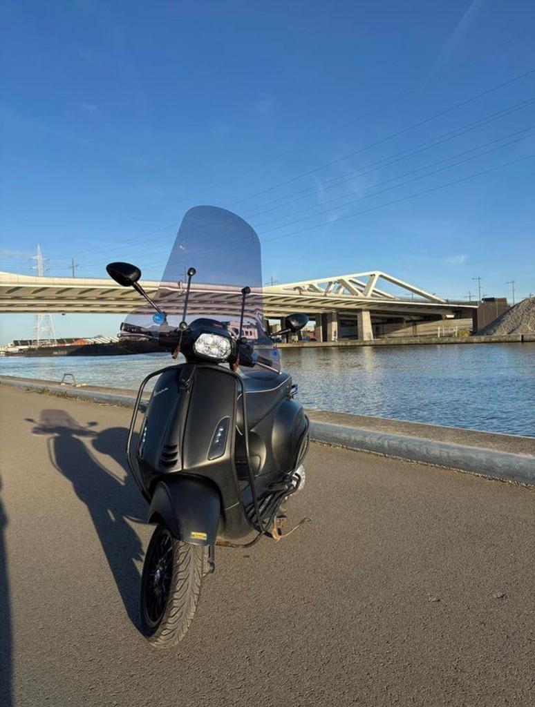 Vespa Sprint B Klasse BIJNA FULL OPTION, Fietsen en Brommers, Ophalen, 50 cc, Klasse B (45 km/u), Zo goed als nieuw