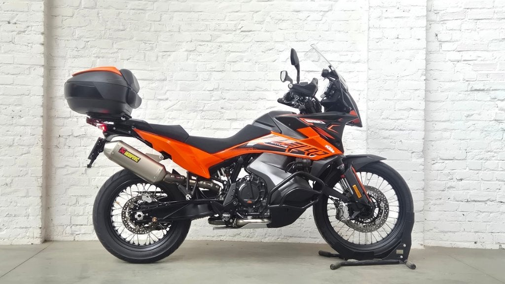 KTM 890 Aventure 2022 23 km Akrapovic A2 Gar @motomobilia, Motos, Entreprise, Occasion, Plus de 35 kW, Poignées chauffantes