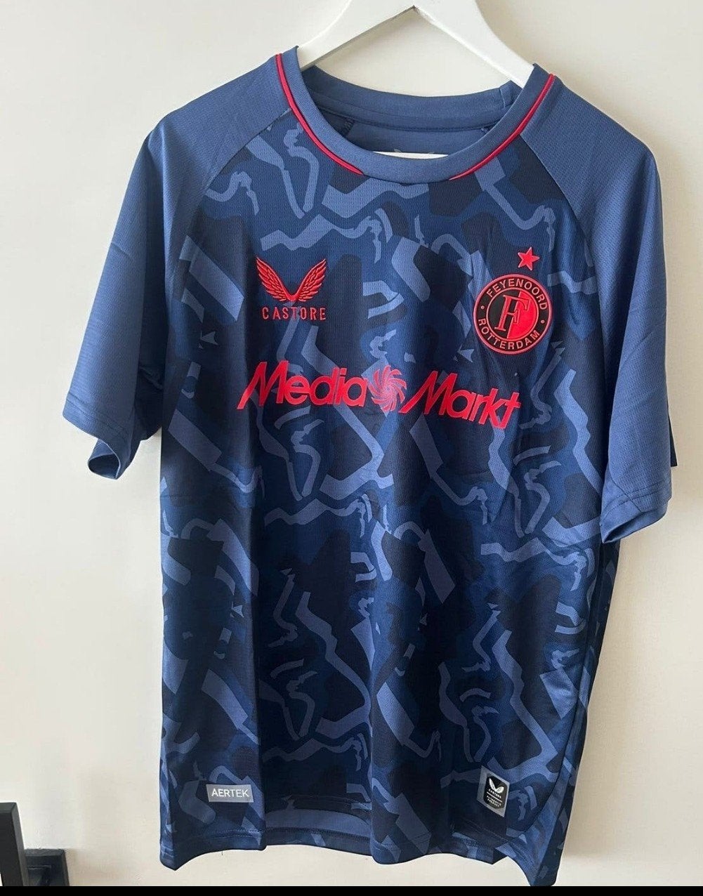 Feyenoord Voetbal Uitshirt Origineel Nieuw 2026, Sports & Fitness, Football, Envoi