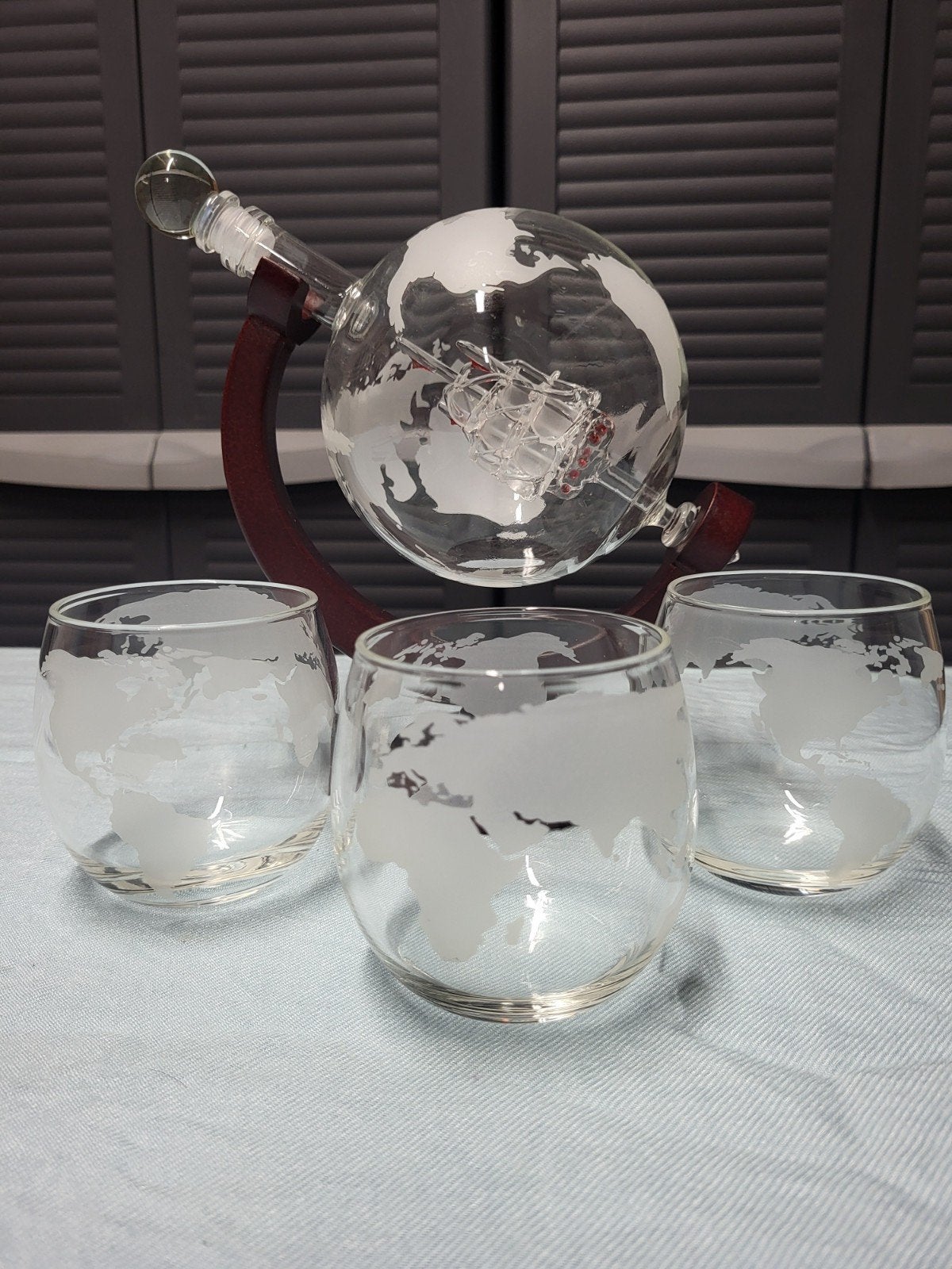 Fles met atlaskaart en 3 glazen, Enlèvement