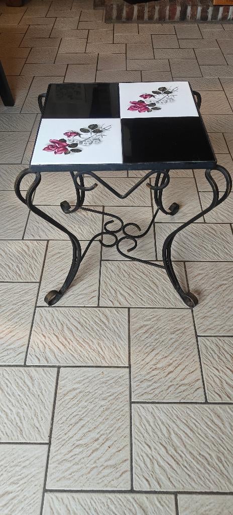 Vintage bijzettafeltje met tegels en metalen onderstel, Huis en Inrichting, Tafels | Bijzettafels, Minder dan 45 cm, Minder dan 55 cm