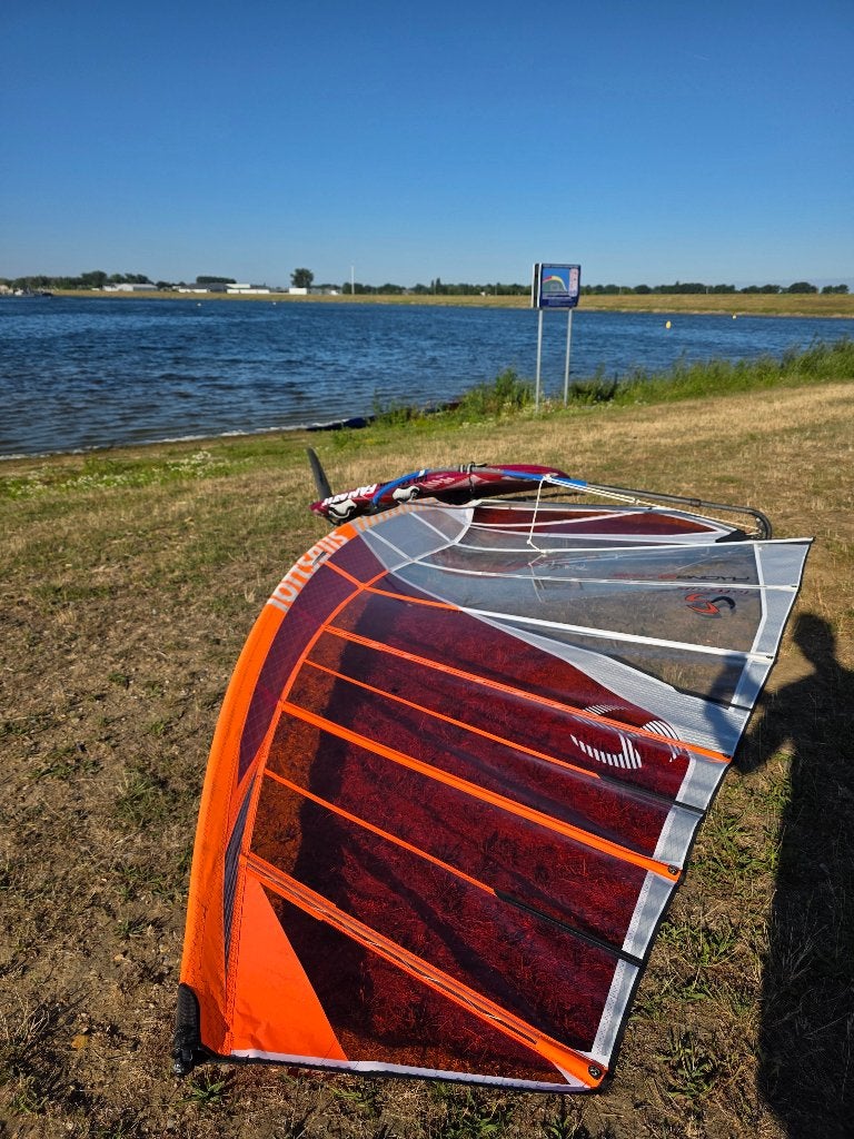 Loftsails Racingblade 9.6 + 100% C SDM + Carbon Maui giek, Sports nautiques & Bateaux, Planche à voile, Avec sac de transport