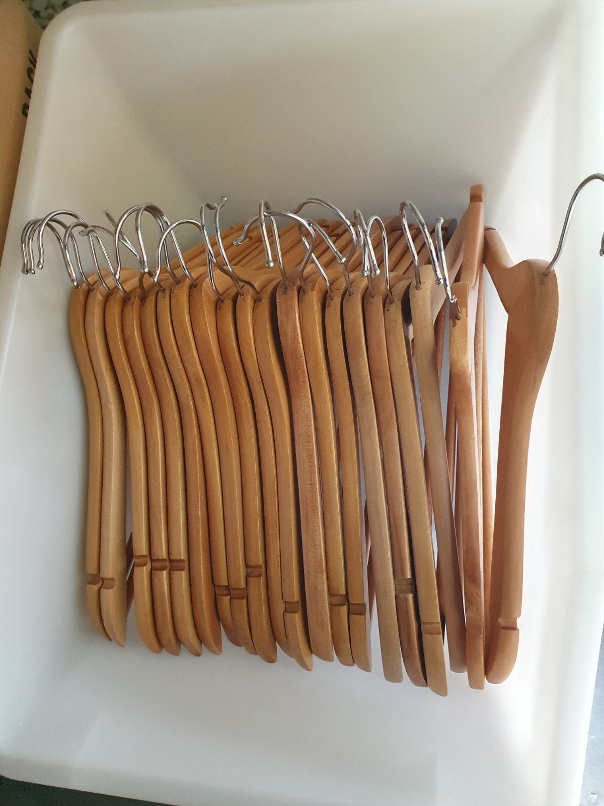30 houten Kapstokken, Ophalen