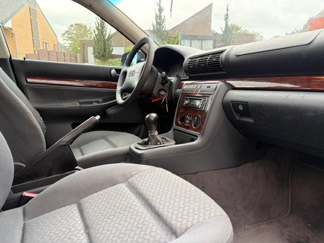 Audi A4 oldtimer in 2 maand *RS velgen*, Voorwielaandrijving, 4 deurs, Stof, 4 cilinders