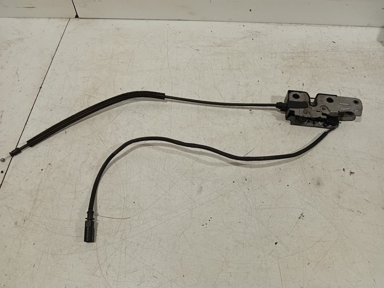 Slot mechaniek motorkap Volkswagen Tiguan, Onderdelen@venauto.nl, Van der Ven Autorecycling B.V., Ettenseweg 76, 4706 PB Roosendaal, The Netherlands