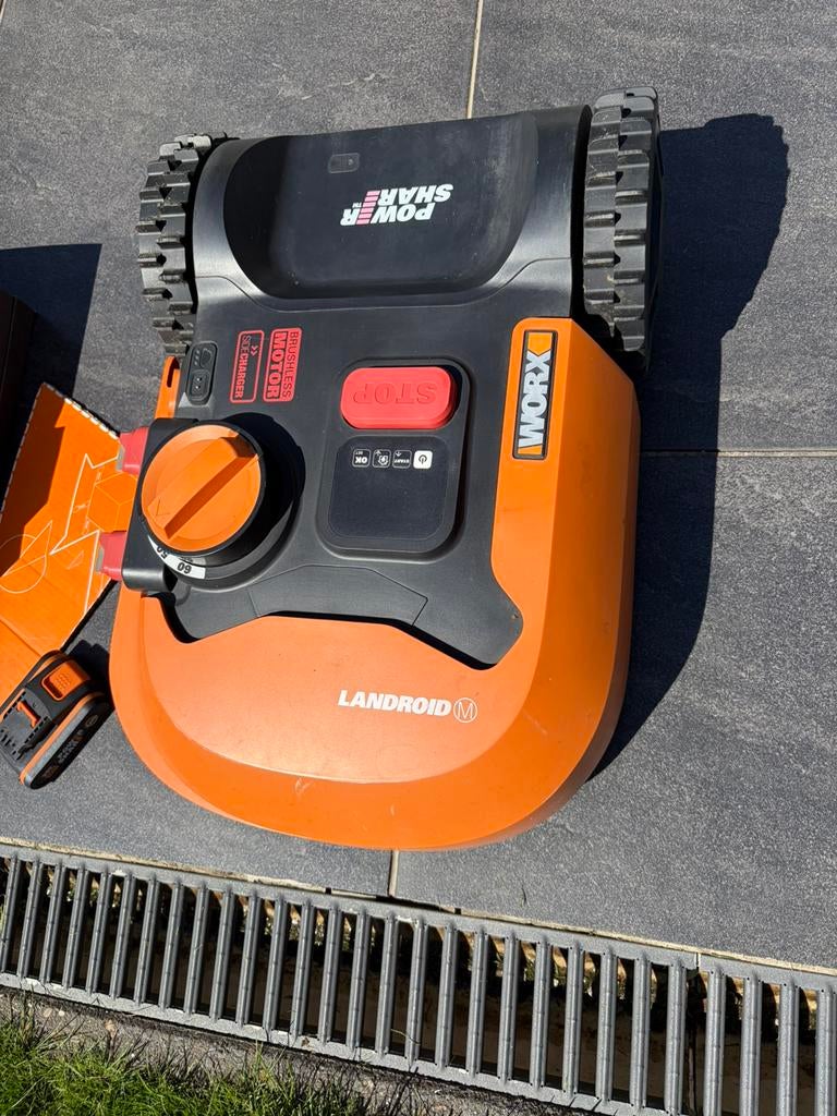 Worx Landroid M met garage, Enlèvement, Utilisé, Contrôlable via l'application