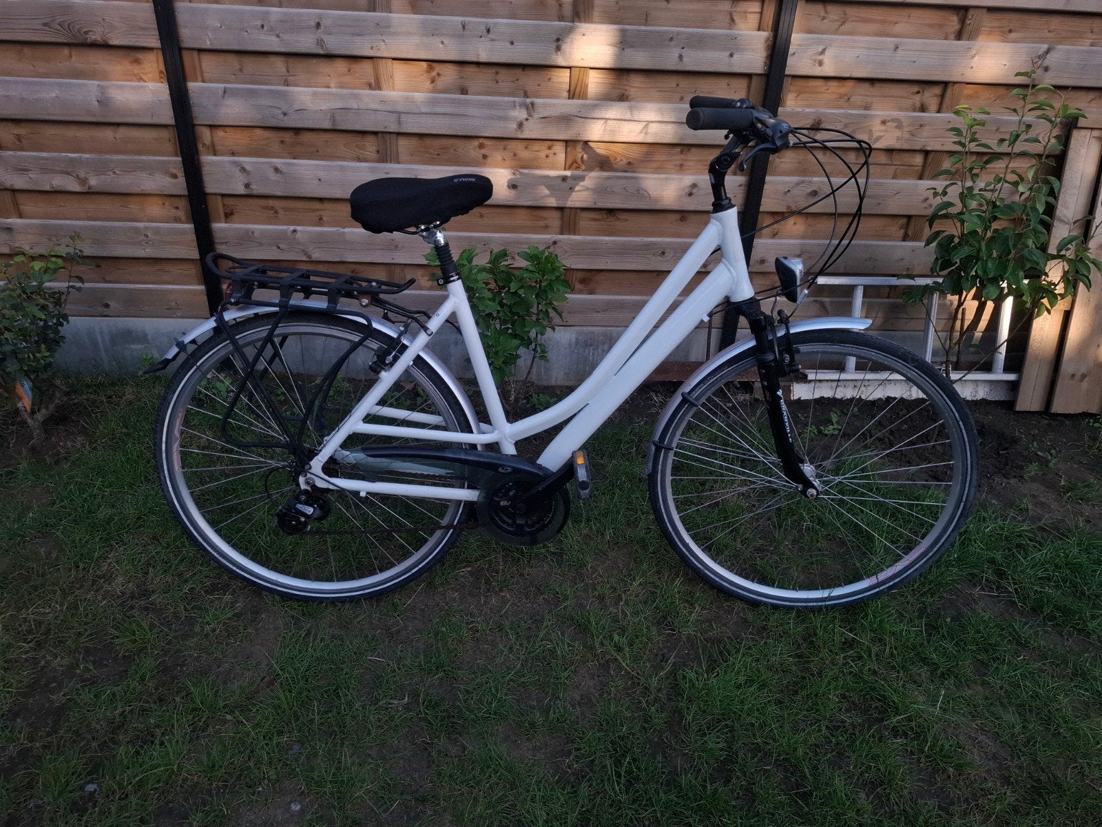 Nette stadsfiets met vering-rijklaar