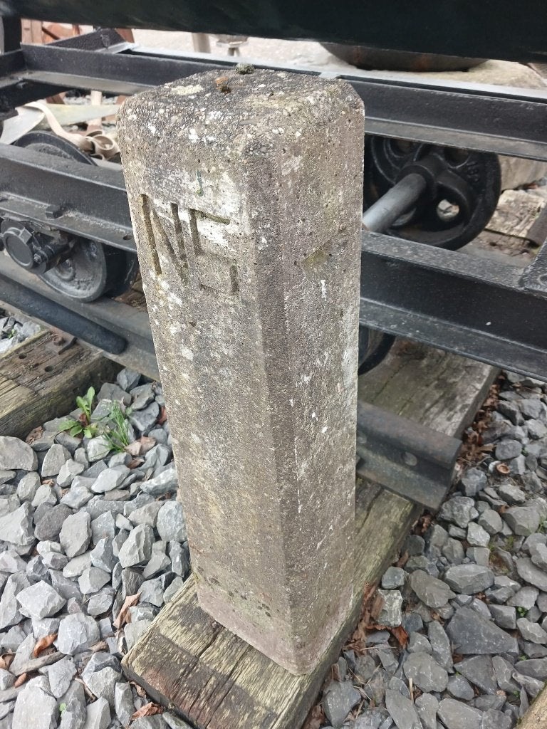 Oude betonnen grenspaal, Ophalen