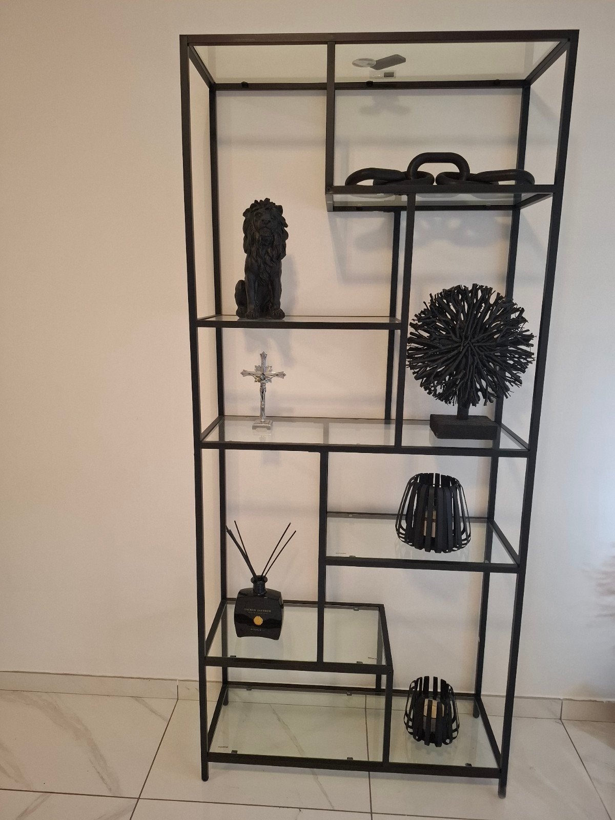 La vitrine, décorations comprises, coûte 135 euros., Ophalen