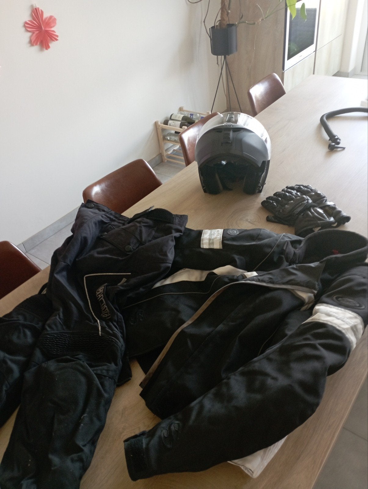 Motorpak helm en schoenen, Ophalen