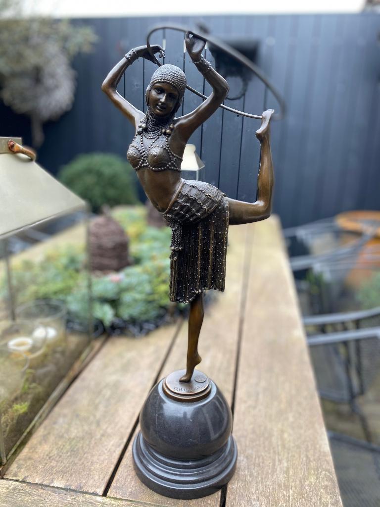 Bronzen dame met hoepel. D.H.Chiparus groot zuiver brons, Antiquités & Art, Enlèvement ou Envoi, Brons, Statue