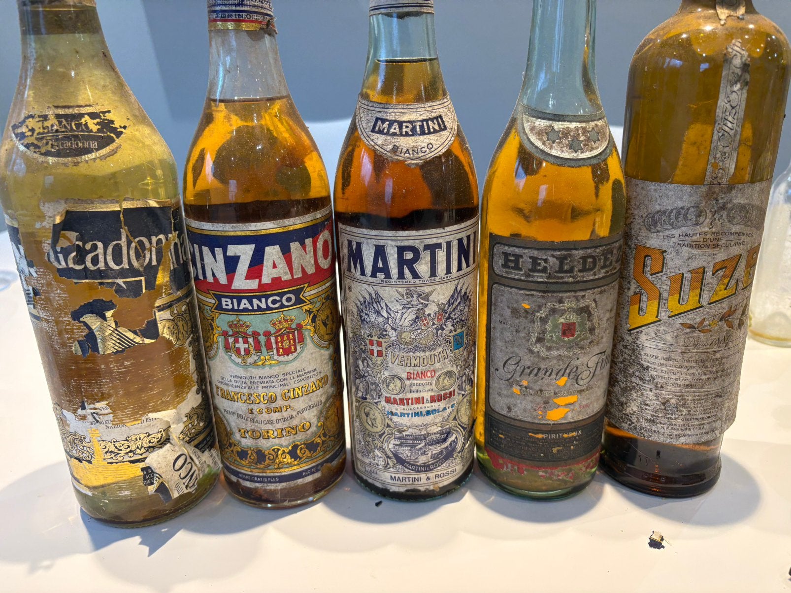 Lot de 5 bouteilles anciennes d’apéritifs, Collections, Autres régions, Pleine, Enlèvement, Utilisé
