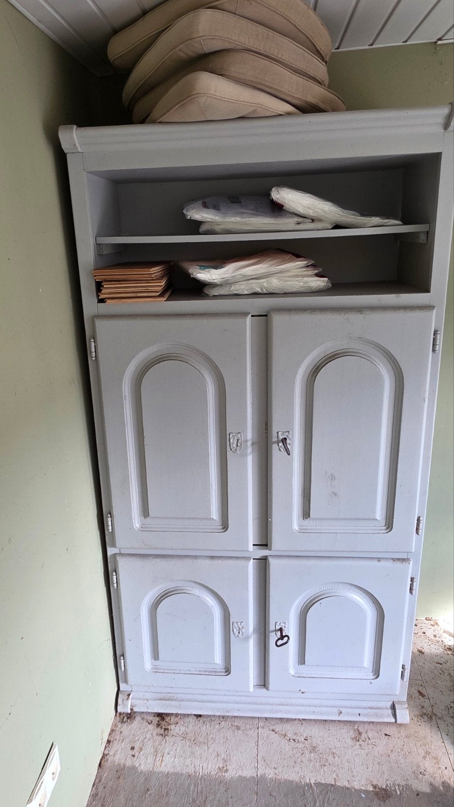 Grande armoire de rangement avec serrures (dans la maison de, Avec porte(s), 25 à 50 cm, Enlèvement, Utilisé