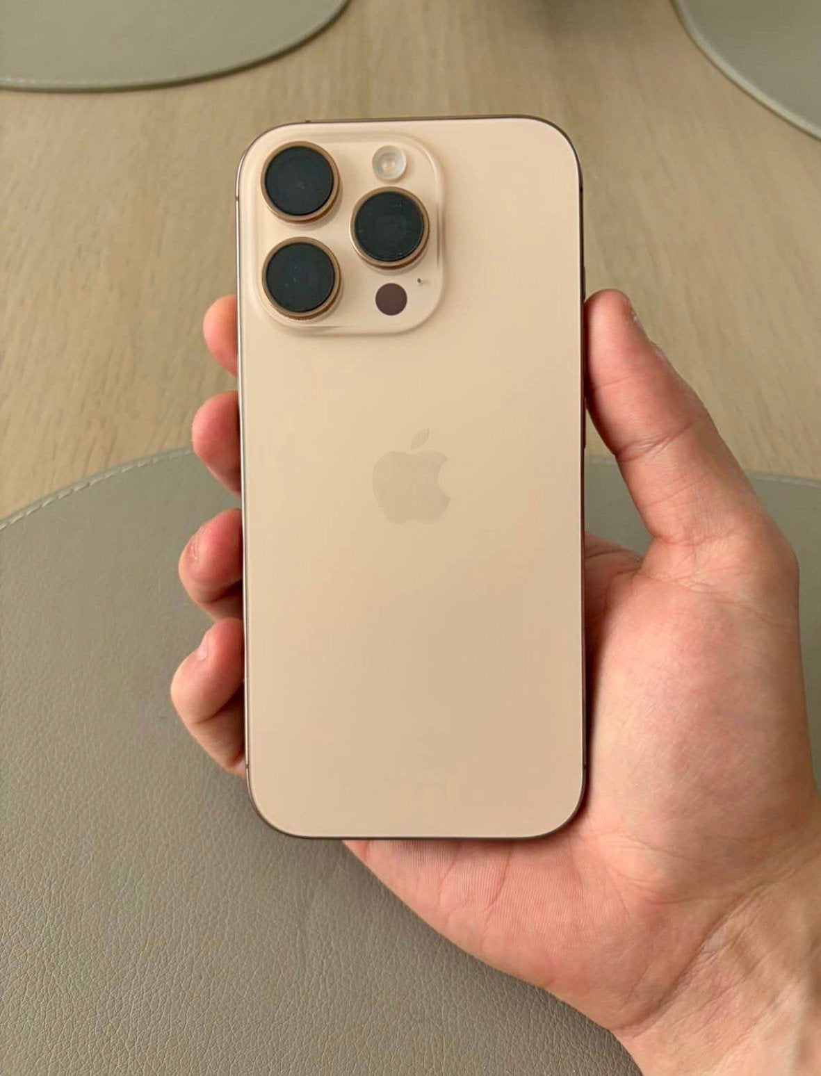 Iphone 16 pro, Télécoms, Téléphonie mobile | Housses, Coques & Façades | Apple iPhone, Comme neuf, Apple, Doré, Verre, Anti-traces de doigts
