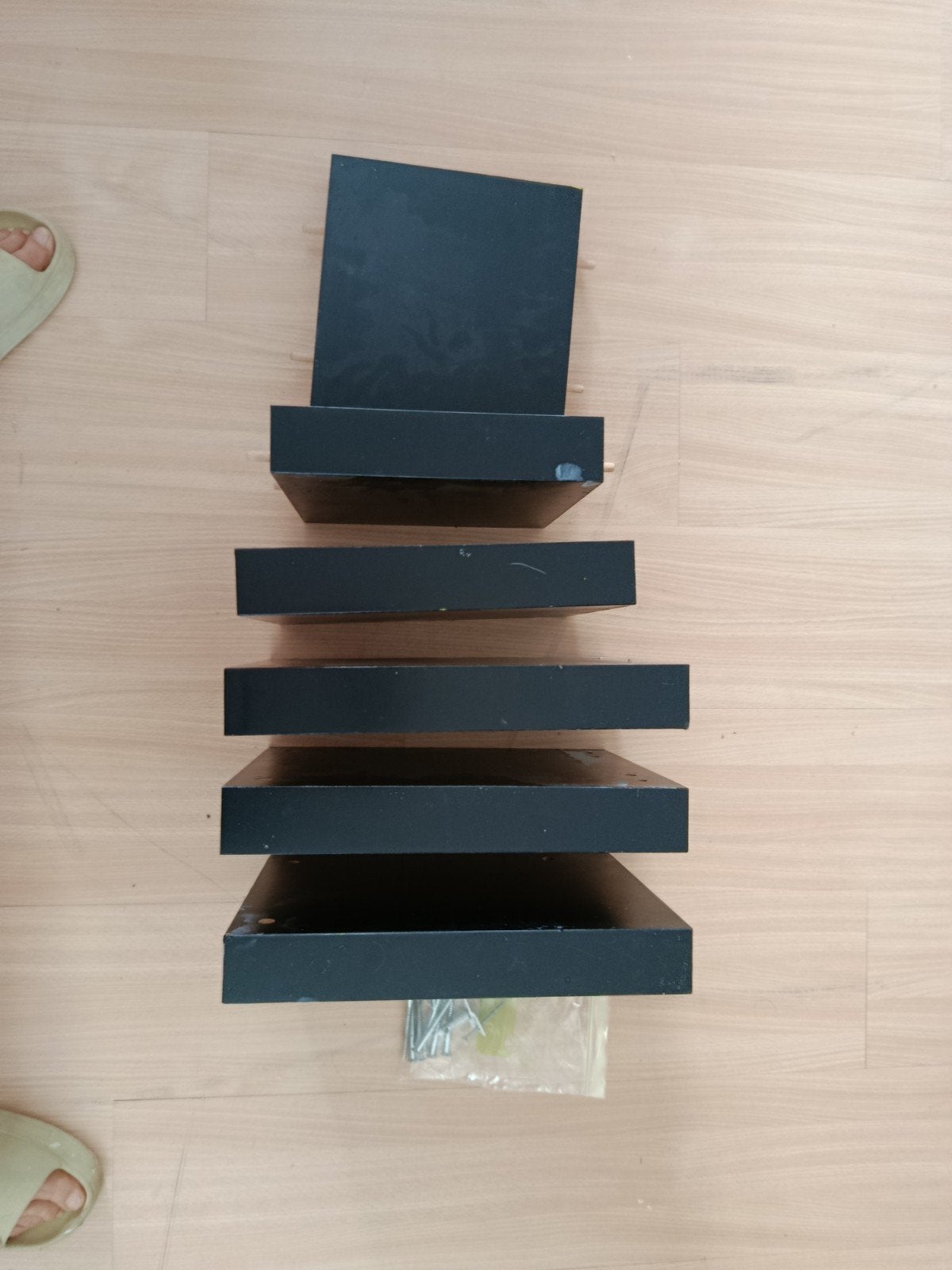 2 étagères noires zig zag ikea., Enlèvement
