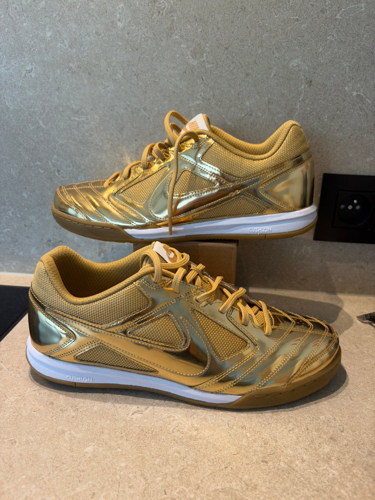 Nike Gato LV8 doré neuf taille 44, Sports & Fitness, Enlèvement ou Envoi, Neuf, Chaussures