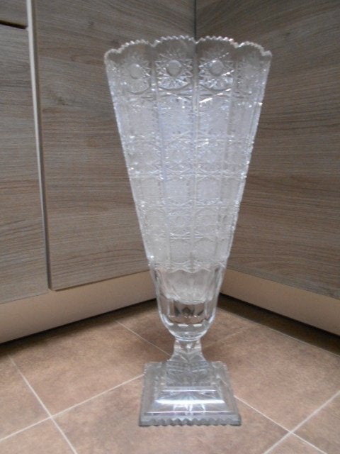 Grand vase ancien sur pied - Cristal de Bohême, Antiquités & Art, Enlèvement
