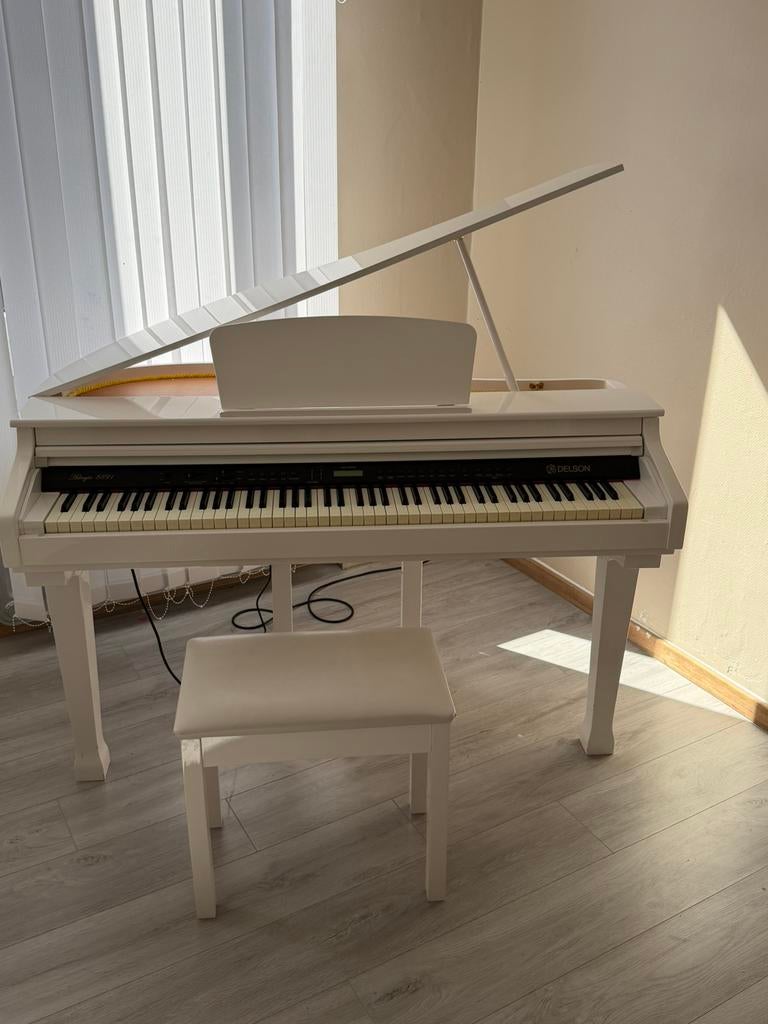 Te koop dringende Delson witte piano erg mooi, Ophalen, Zo goed als nieuw, Wit, Piano