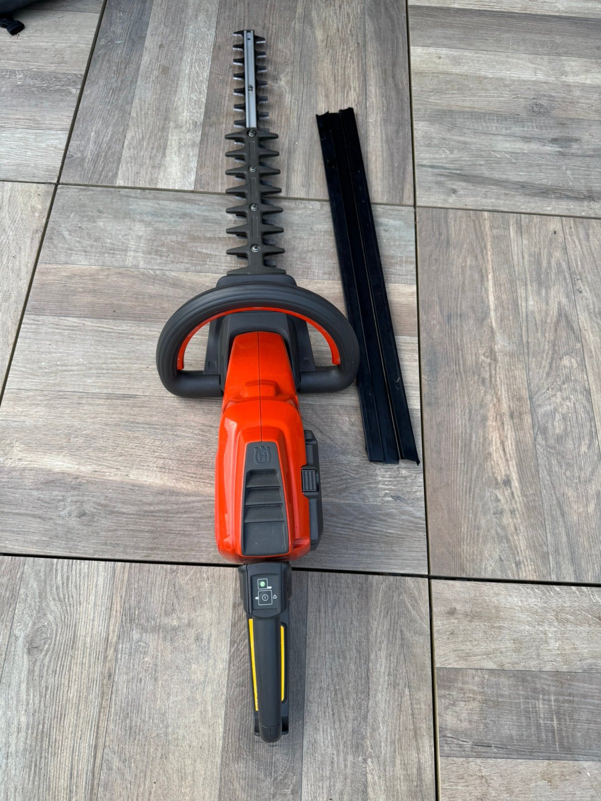Taille-haie Husqvarna à réparer, Jardin & Terrasse, Taille-haies, Enlèvement, Utilisé, Batterie