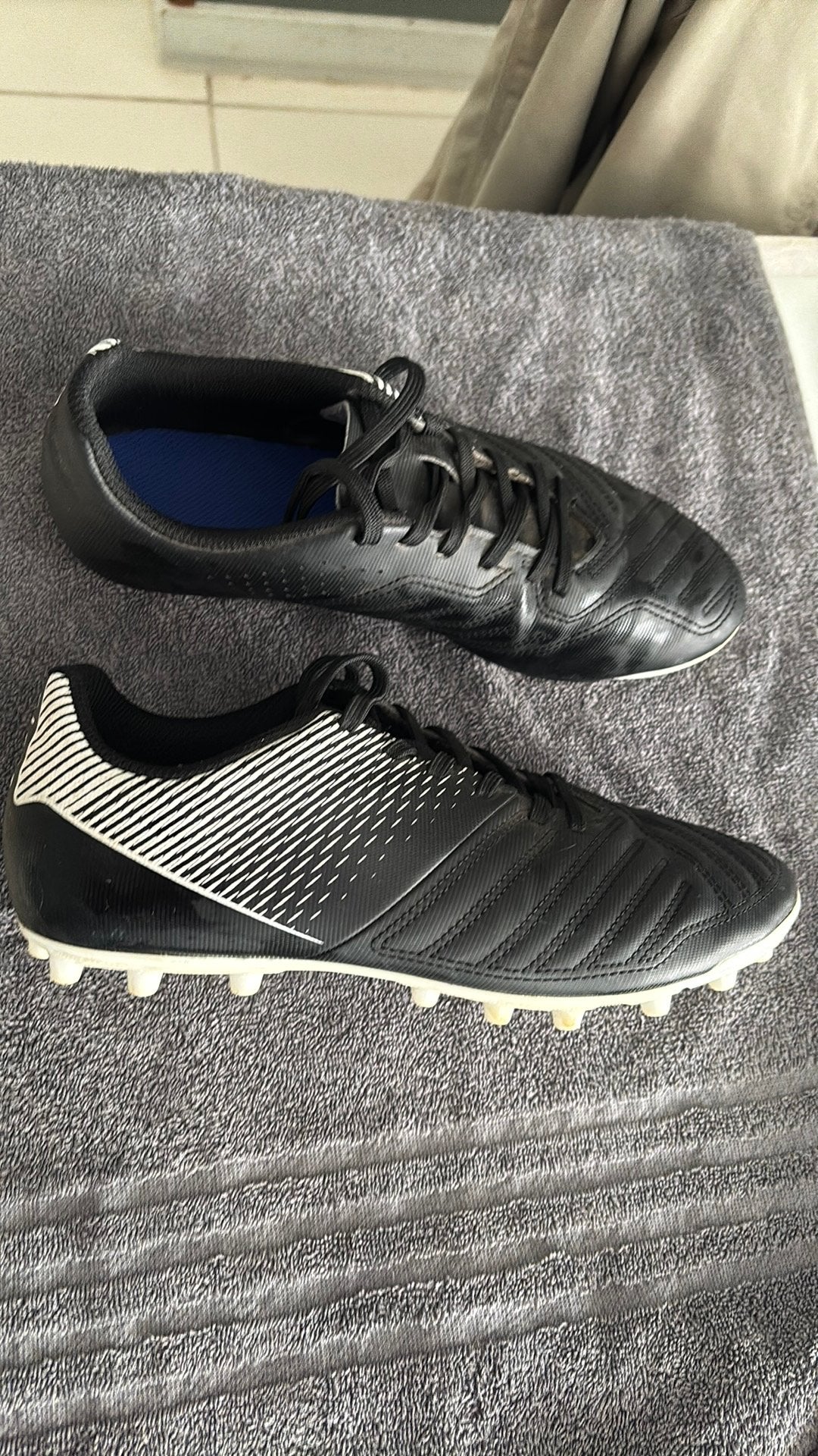 Zwarte voetbalschoenen Kipsta maat 40, Ophalen, Zo goed als nieuw