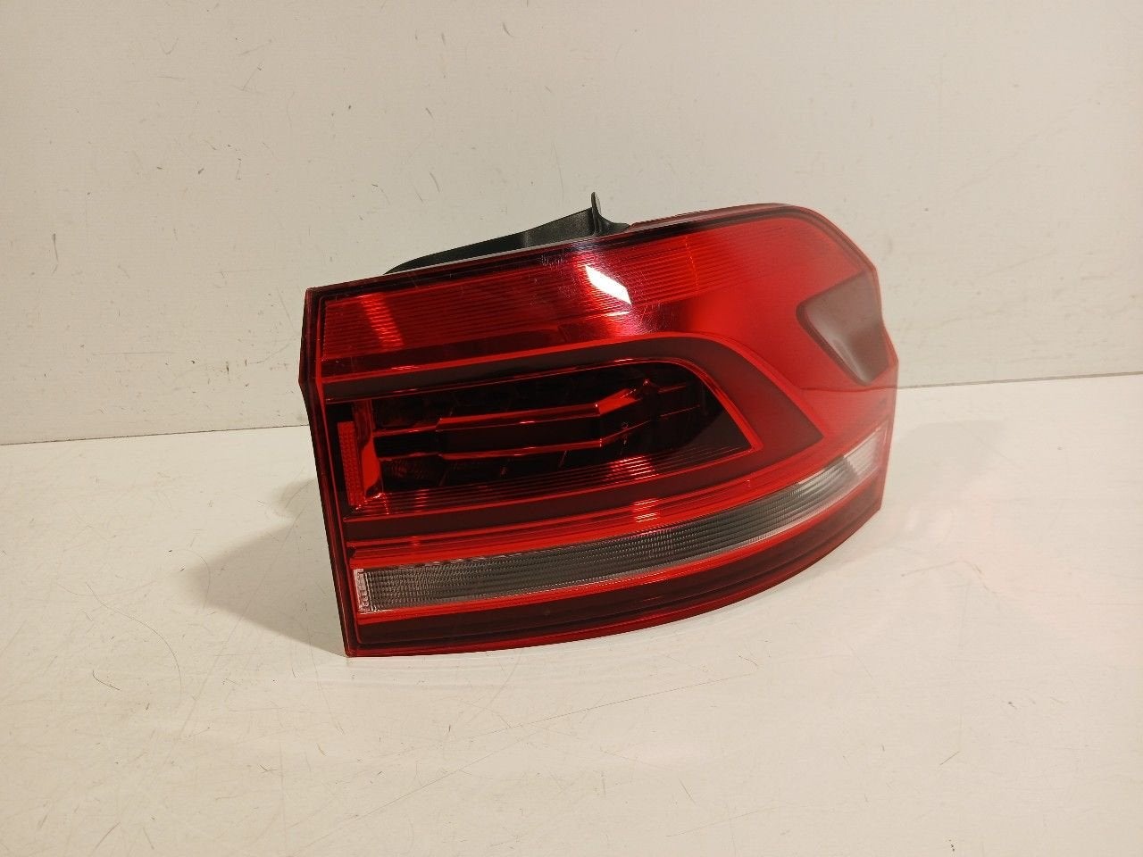 Achterlicht carrosserie rechts Volkswagen Touran, Onderdelen@venauto.nl, Van der Ven Autorecycling B.V., Gebruikt, Ettenseweg 76, 4706 PB Roosendaal, The Netherlands