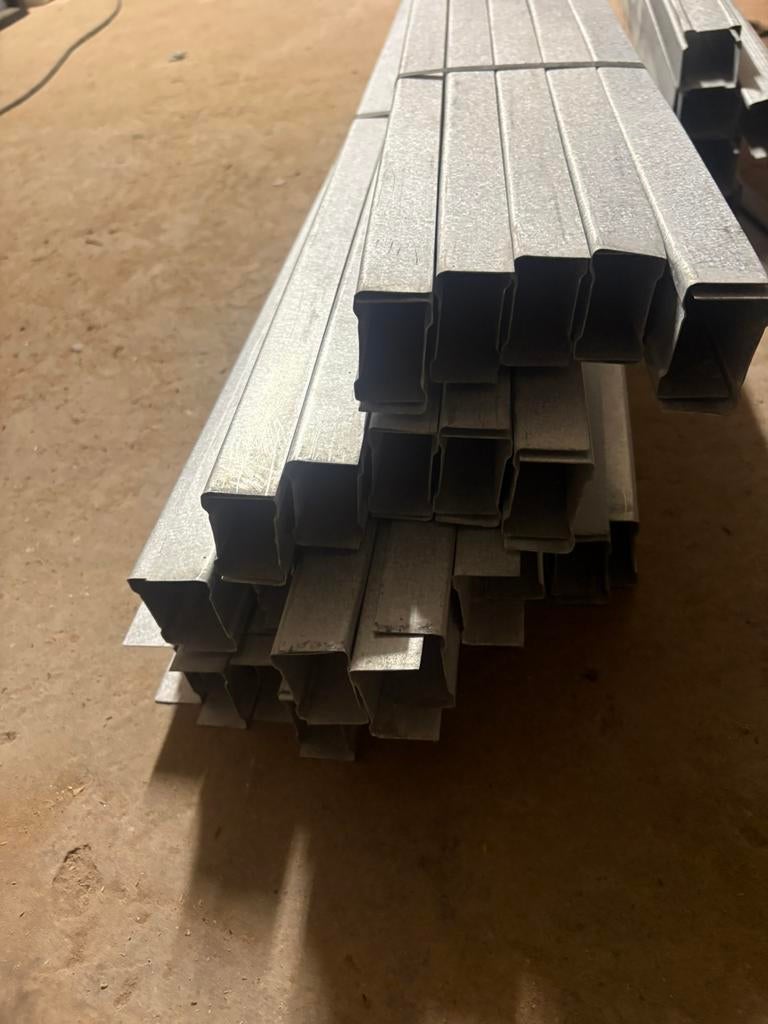 Metal stud / rails montant, Doe-het-zelf en Bouw, Ophalen, Zo goed als nieuw