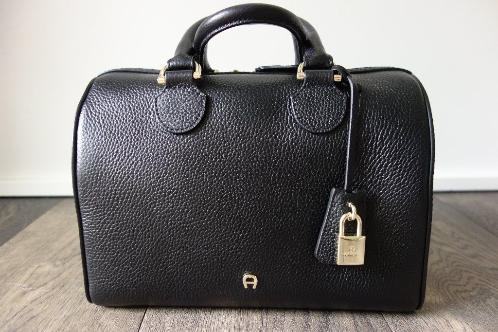 Sac "Delia" cuir noir "AIGNER MUNICH", Envoi, Utilisé, Noir
